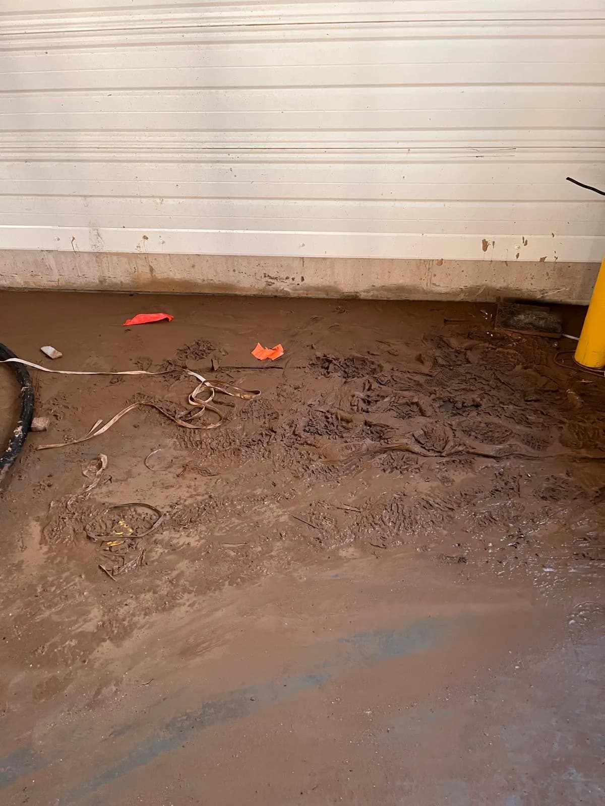 Sol boueux avant nettoyage industriel