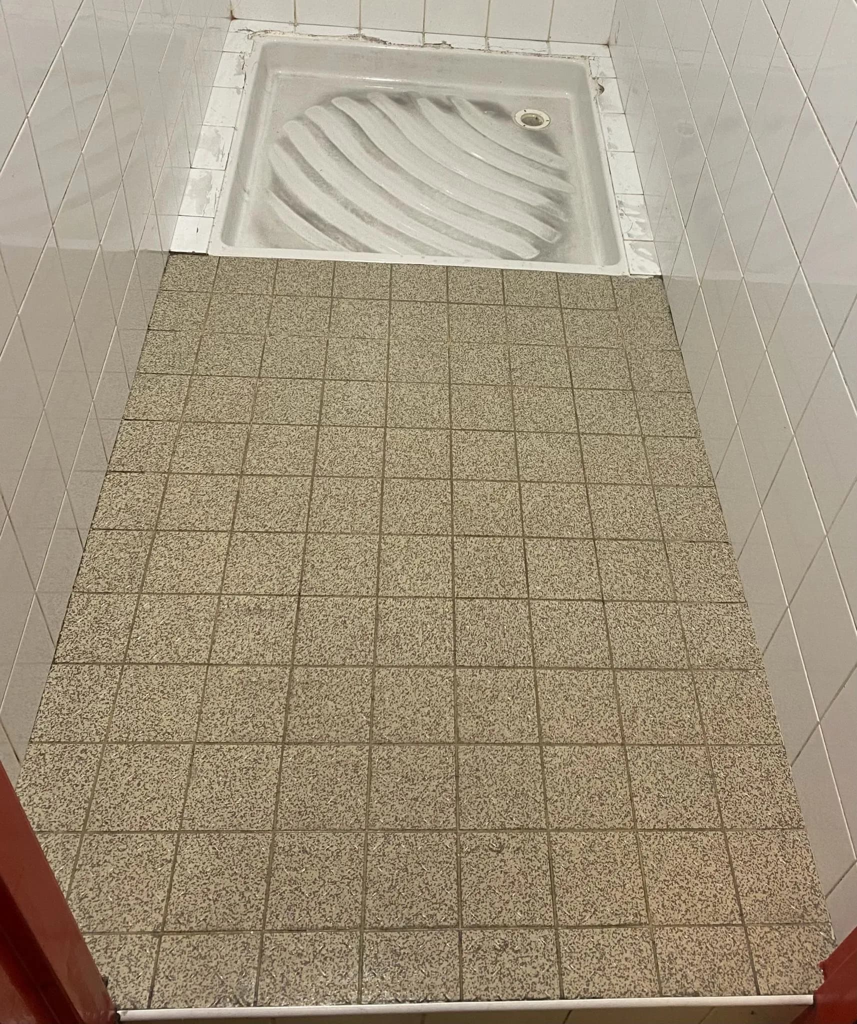 Après: Nettoyage de sol de douche : avant et après