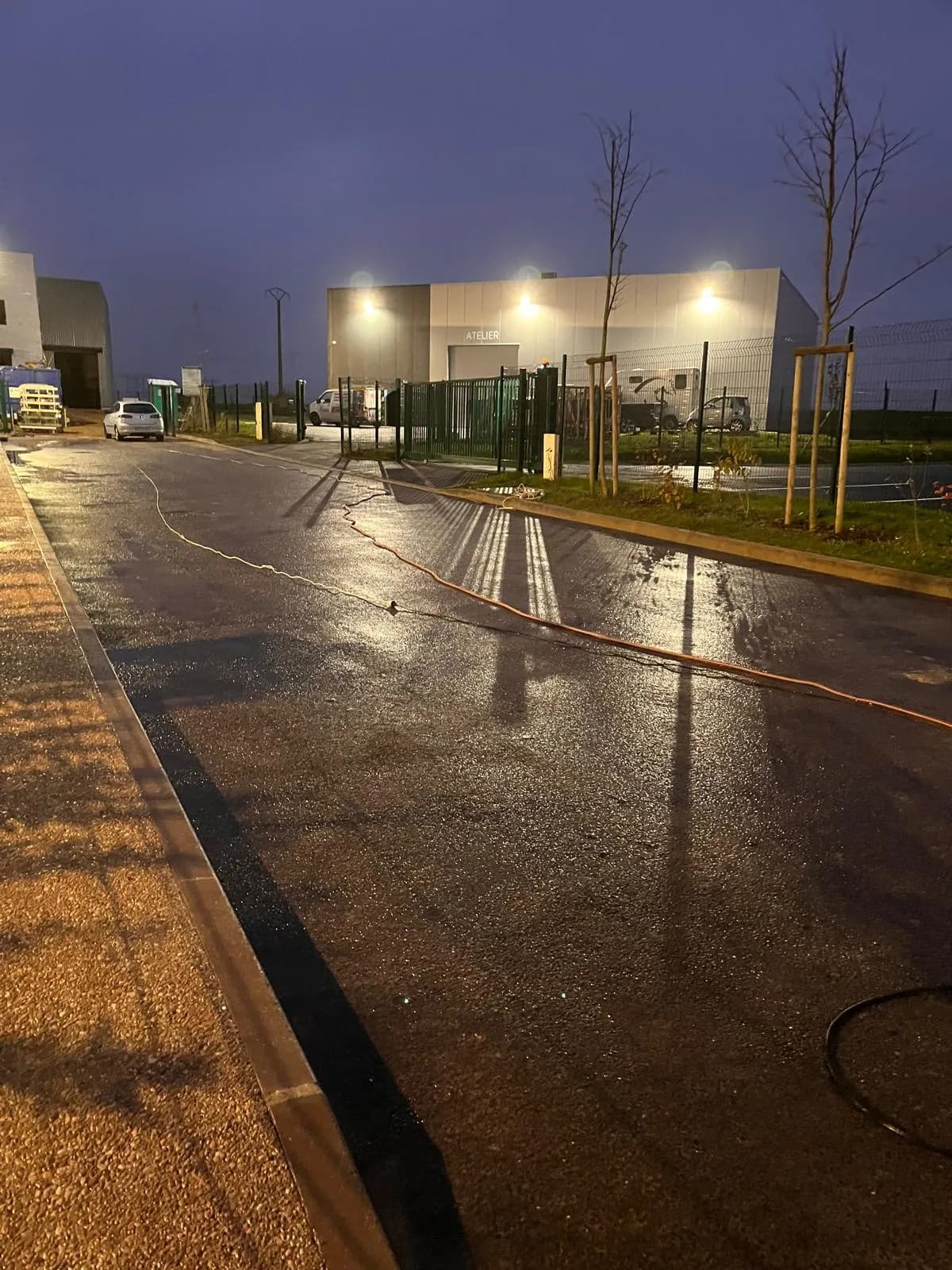 Après: Nettoyage d'un sol boueux : avant et après