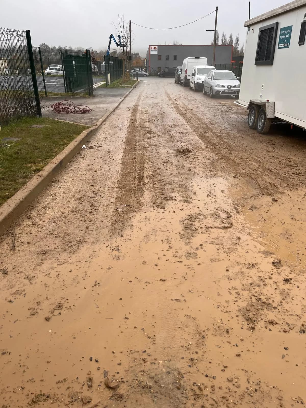 Avant: Nettoyage d'un sol boueux : avant et après